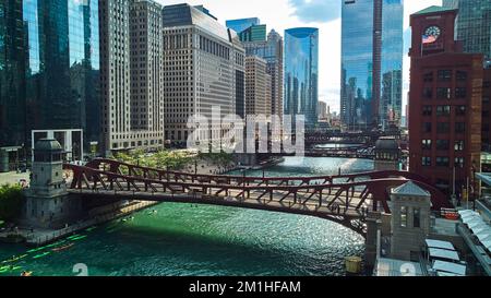 Magnifique vue aérienne du pont sur les canaux des bateaux de Chicago entourés de gratte-ciels Banque D'Images