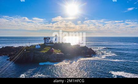 Petite île du Maine avec phare d'en haut avec le soleil qui brille sur l'océan Banque D'Images