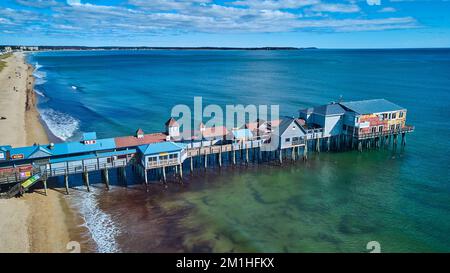 Plage sur l'océan Maine, sur une grande jetée en bois couverte de boutiques Banque D'Images