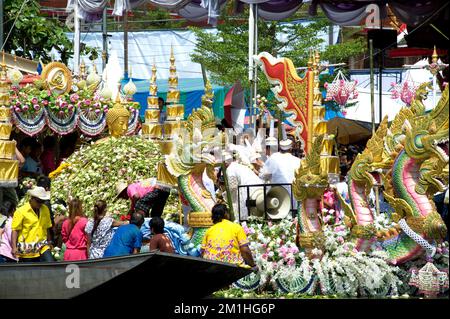 Les gens apprécient la procession de jet de Lotus par la cérémonie de la rivière à la fin de la journée de Carême bouddhiste dans le festival de Bua de RUB, province de Samut Prakan, Thaïlande. Banque D'Images