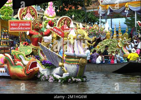 Les gens apprécient la procession de jet de Lotus par la cérémonie de la rivière à la fin de la journée de Carême bouddhiste dans le festival de Bua de RUB, province de Samut Prakan, Thaïlande. Banque D'Images