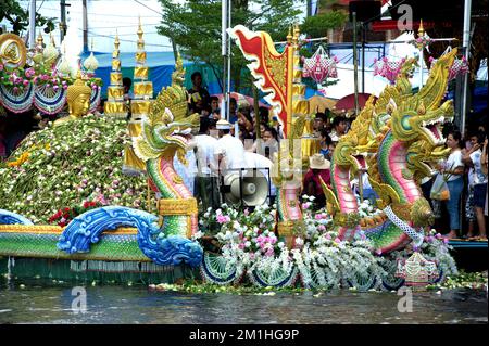 Les gens apprécient la procession de jet de Lotus par la cérémonie de la rivière à la fin de la journée de Carême bouddhiste dans le festival de Bua de RUB, province de Samut Prakan, Thaïlande. Banque D'Images