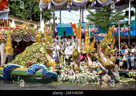 Les gens apprécient la procession de jet de Lotus par la cérémonie de la rivière à la fin de la journée de Carême bouddhiste dans le festival de Bua de RUB, province de Samut Prakan, Thaïlande. Banque D'Images