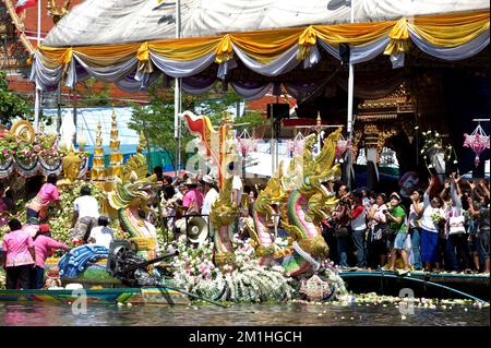 Les gens apprécient la procession de jet de Lotus par la cérémonie de la rivière à la fin de la journée de Carême bouddhiste dans le festival de Bua de RUB, province de Samut Prakan, Thaïlande. Banque D'Images