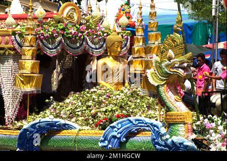 Les gens apprécient la procession de jet de Lotus par la cérémonie de la rivière à la fin de la journée de Carême bouddhiste dans le festival de Bua de RUB, province de Samut Prakan, Thaïlande. Banque D'Images