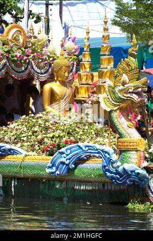 Les gens apprécient la procession de jet de Lotus par la cérémonie de la rivière à la fin de la journée de Carême bouddhiste dans le festival de Bua de RUB, province de Samut Prakan, Thaïlande. Banque D'Images