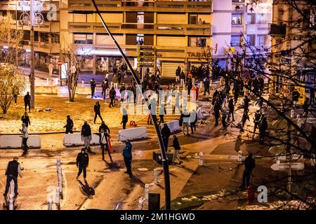 ANNEMASSE, FRANCE - 10 DÉCEMBRE 2022 : affrontement violent entre la police anti-émeute française et les supporters marocains de la coupe du monde célébrant la victoire 1-0 contre l'Espagne Banque D'Images