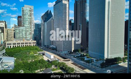 Vue sur Millennium Park dans le centre-ville de Chicago, bordé de gratte-ciels Banque D'Images