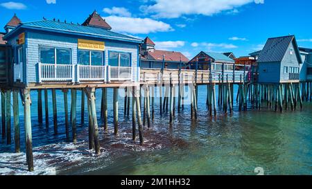 Ancienne jetée en bois couverte dans des bâtiments sur la côte du Maine de l'océan Banque D'Images