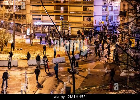 ANNEMASSE, FRANCE - 10 DÉCEMBRE 2022 : affrontement violent entre la police anti-émeute française et les supporters marocains de la coupe du monde célébrant la victoire 1-0 contre l'Espagne Banque D'Images