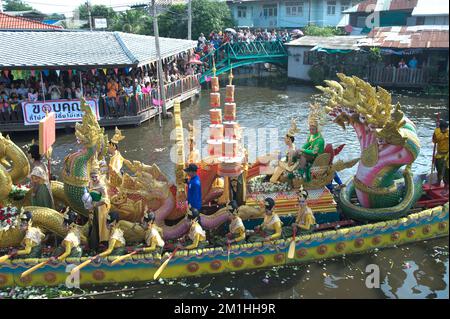 Les gens apprécient la procession de jet de Lotus par la cérémonie de la rivière à la fin de la journée de Carême bouddhiste dans le festival de Bua de RUB, province de Samut Prakan, Thaïlande. Banque D'Images