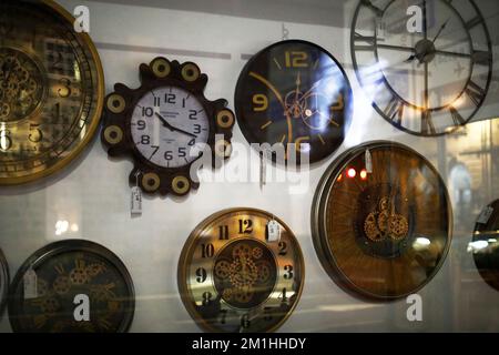 Boutique vitrine vendant des horloges murales Banque D'Images