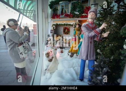 Vancouver, Canada. 12th décembre 2022. Une femme prend des photos de vitrines de Noël vintage à la place Canada, à Vancouver, en Colombie-Britannique, au Canada, le 12 décembre 2022. Les vitrines de Noël vintage sont maintenant à regarder ici dans le cadre des temps forts de Noël à Vancouver. Credit: Liang Sen/Xinhua/Alay Live News Banque D'Images