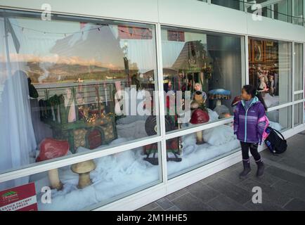 Vancouver, Canada. 12th décembre 2022. Une fille regarde les vitrines de Noël vintage à Canada place à Vancouver, Colombie-Britannique, Canada, le 12 décembre 2022. Les vitrines de Noël vintage sont maintenant à regarder ici dans le cadre des temps forts de Noël à Vancouver. Credit: Liang Sen/Xinhua/Alay Live News Banque D'Images