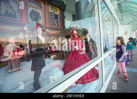 Vancouver, Canada. 12th décembre 2022. Une fille regarde les vitrines de Noël vintage à Canada place à Vancouver, Colombie-Britannique, Canada, le 12 décembre 2022. Les vitrines de Noël vintage sont maintenant à regarder ici dans le cadre des temps forts de Noël à Vancouver. Credit: Liang Sen/Xinhua/Alay Live News Banque D'Images