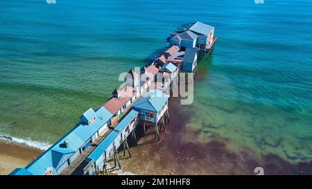 Les boutiques couvrent une grande jetée sur la côte océanique du Maine Banque D'Images