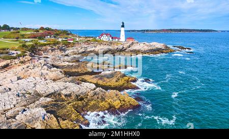 Le phare se trouve sur la superbe côte rocheuse du Maine depuis la vue aérienne Banque D'Images