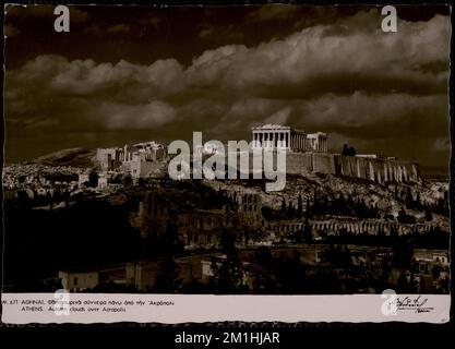 Αθηναι. Φθινοπωρινὰ σύννεφα πάνω άπό τήν Άκρόπολι - Athènes. Nuages d'automne sur l'Acropole, les forts et fortifications, les sites archéologiques, les temples grecs, les villes et les villes, Amphithéâtres, portes, Parthénon Athènes, Grèce, Propylaea Acropolis, Athènes, Grèce, Temple d'Athéna Nike Athènes, Grèce, Odéon de Herodes Atticus Athènes, Grèce, Erechtheum Athènes, Grèce. Collection Nicholas Catsimpolas Banque D'Images