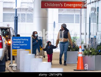 Chicago, États-Unis. 12th décembre 2022. Les gens marchent devant Ann et Robert H. Lurie Children's Hospital de Chicago, à Chicago, aux États-Unis, le 12 décembre 2022. Plusieurs virus respiratoires circulent actuellement en même temps que la grippe aux États-Unis, a déclaré les États-Unis Centres pour le contrôle et la prévention des maladies (CDC), exhortant le public à prendre des vaccins contre la grippe et des boosters COVID-19 pour prévenir les maladies graves. Crédit: Joel Lerner/Xinhua/Alay Live News Banque D'Images