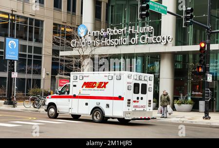 Chicago, États-Unis. 12th décembre 2022. Une ambulance est vue à l'extérieur d'Ann et de l'hôpital pour enfants Robert H. Lurie de Chicago, à Chicago, aux États-Unis, le 12 décembre 2022. Plusieurs virus respiratoires circulent actuellement en même temps que la grippe aux États-Unis, a déclaré les États-Unis Centres pour le contrôle et la prévention des maladies (CDC), exhortant le public à prendre des vaccins contre la grippe et des boosters COVID-19 pour prévenir les maladies graves. Crédit: Joel Lerner/Xinhua/Alay Live News Banque D'Images