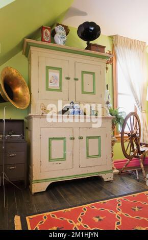 Environ 1850 pinèdes buffet dans la chambre à l'étage à l'intérieur de la vieille maison de style cottage victorien de 1904. Banque D'Images