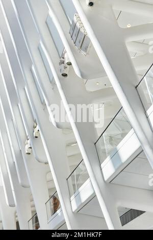 Architecture moderne et propre à l'intérieur de la gare de New York, côtes blanches remontant avec des rails en verre à l'étage supérieur Banque D'Images