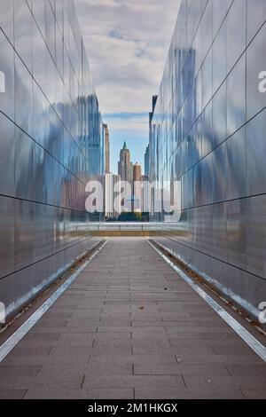 9 11 mémorial américain énumérant les noms de ceux qui ont été perdus en 2001 au mémorial du New Jersey surplombant la ville de New York Banque D'Images