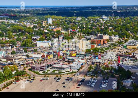Vue sur la ville des magasins de Niagara Falls depuis le dessus, côté Canada Banque D'Images
