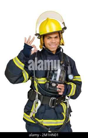 Un pompier souriant regarde la caméra et fait un geste ok Banque D'Images