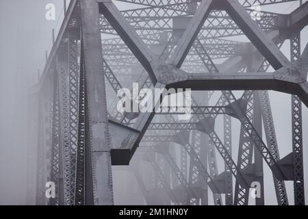 Matin brumeux sur le grand pont en acier de détail de la partie supérieure s'estompe Banque D'Images