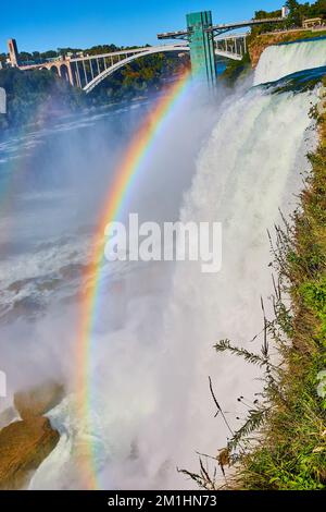 Misty American Falls et Rainbow Bridge avec un magnifique arc-en-ciel aux chutes du Niagara Banque D'Images