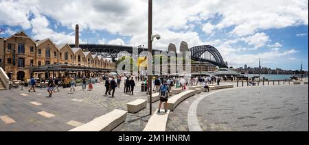 Vue panoramique sur le pont du port de Sydney et l'ancien entrepôt historique depuis le terminal de croisière de Sydney à Sydney, en Australie, le 9 décembre 2022 Banque D'Images