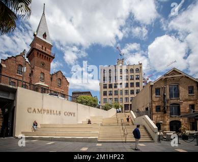 Marches devant le panneau de Campbells Cove dans la zone historique des rochers du centre de Sydney, en Australie, le 9 décembre 2022 Banque D'Images