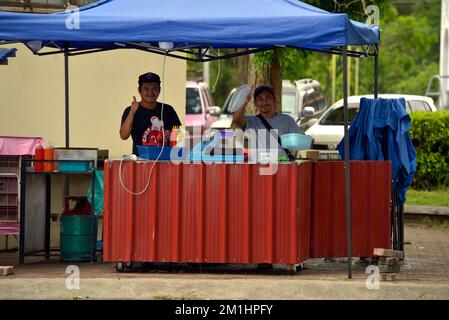 Deux chefs locaux de Rungus qui s'adresse à l'industrie de la pêche à Kudat, Sabah, Bornéo, Malaisie. Banque D'Images