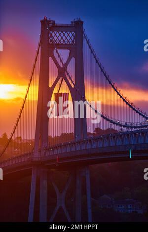 Superbe lever de soleil doré sur le pont américain mettant en valeur le drapeau américain suspendu Banque D'Images