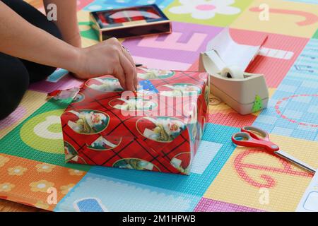 des cadeaux dans un emballage générique de noël sont préparés pour les fêtes Banque D'Images