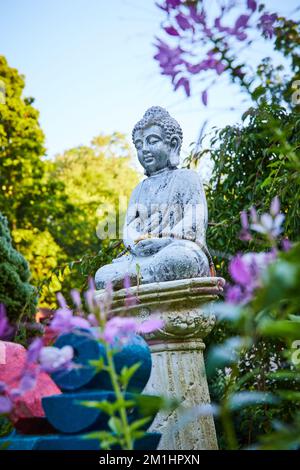 Sanctuaire à Bouddha avec petite statue dans les jardins Banque D'Images