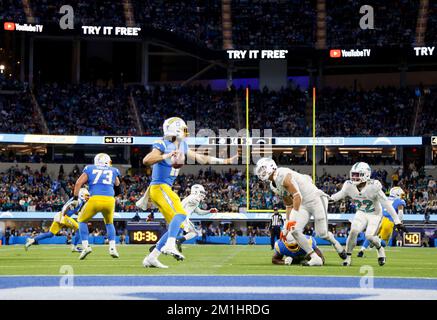 Inglewood, Californie, États-Unis. 11th décembre 2022. Le quarterback des Chargers de Los Angeles Justin Herbert passe lors du match de football de la NFL contre les Dolphins de Miami à Inglewood, en Californie. Crédit photo obligatoire : Charles Baus/CSM/Alay Live News Banque D'Images