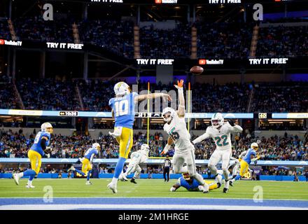 Inglewood, Californie, États-Unis. 11th décembre 2022. Le quarterback des Chargers de Los Angeles Justin Herbert passe lors du match de football de la NFL contre les Dolphins de Miami à Inglewood, en Californie. Crédit photo obligatoire : Charles Baus/CSM/Alay Live News Banque D'Images