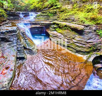 Magnifique panorama large de la cascade depuis la vue aérienne avec des rochers superposés Banque D'Images