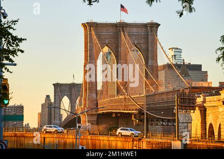 Magnifique pont de Brooklyn à New York depuis le loin, dans un cadre doré Banque D'Images