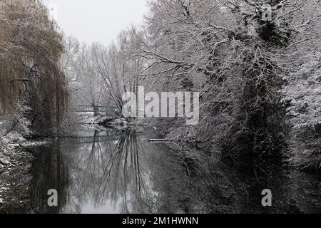 Pont au-dessus de la rivière Avon, arbres couverts de neige par une journée glaciale d'hiver Banque D'Images