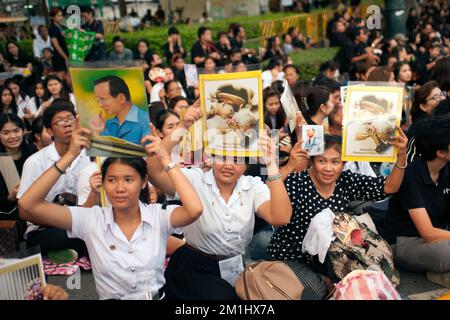 La cérémonie pour commémorer le roi Bhumibol Adulyadej.People ont soulevé l'image d'un roi sur sa tête.image de style vintage à Sanam Luang, Bangkok. Banque D'Images