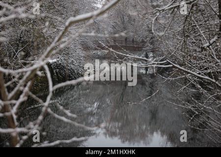 Pont au-dessus de la rivière Avon, arbres couverts de neige par une journée glaciale d'hiver Banque D'Images