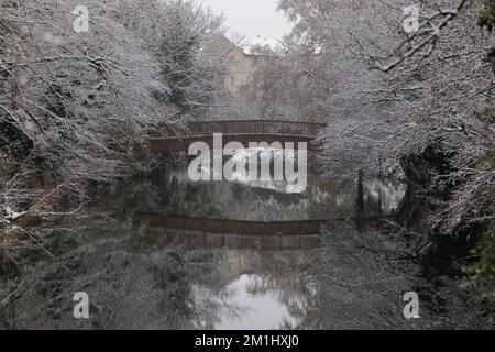 Pont au-dessus de la rivière Avon, arbres couverts de neige par une journée glaciale d'hiver Banque D'Images