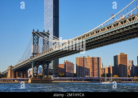 New York City célèbre Manhattan Bridge de Brooklyn en regardant la ville avec le bateau Banque D'Images