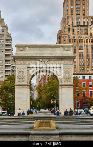 Arc de Washington Square Park à New York, vue sur la rue avec les touristes Banque D'Images