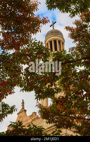 L'église chrétienne vole à travers les arbres d'automne dans la ville de New York Banque D'Images