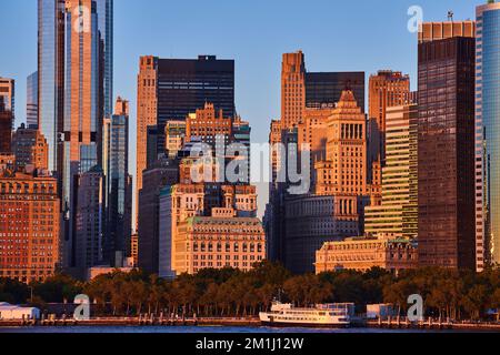 Lumière dorée sur les gratte-ciels de New York en détail depuis le large de la côte sud de Manhattan Banque D'Images