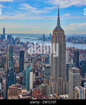 Vue imprenable sur l'Empire State Building New York City avec Manhattan derrière Banque D'Images